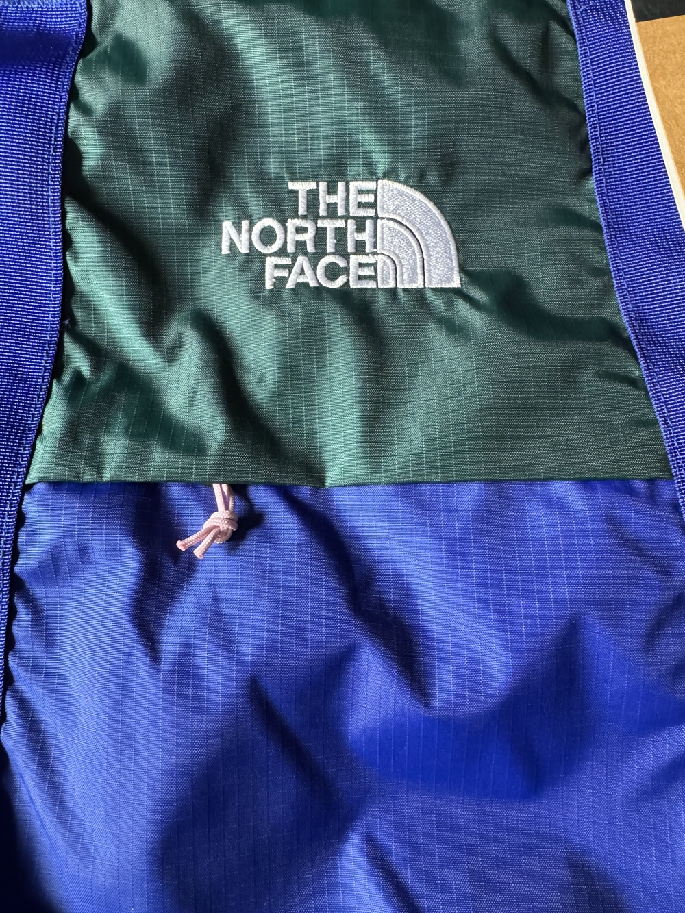The North Face Borealis Lightweight Tote In Ponderosa Green/Lapis Blue. NWT - Picture 5 of 8